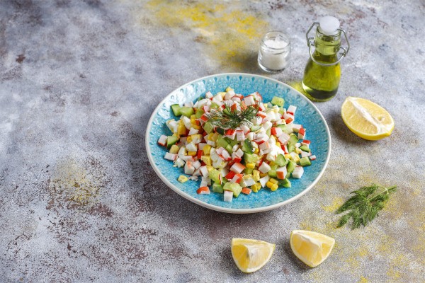 Оливье, селедка под шубой, крабовый — сколько в Краснодаре стоят новогодние салаты?