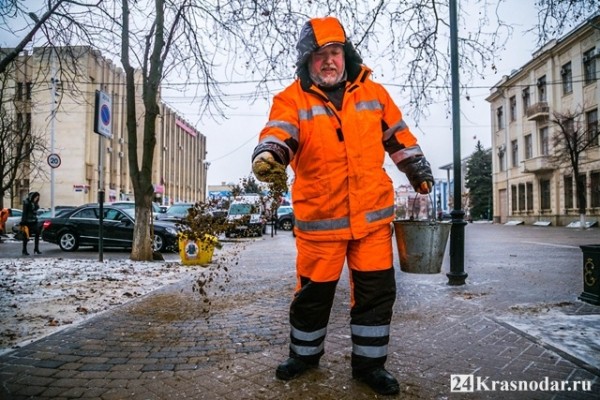 Евгений Первышов будет вручать пачку соли службам за плохое содержание дорог Евгений Первышов будет вручать пачку соли службам за плохое содержание дорог