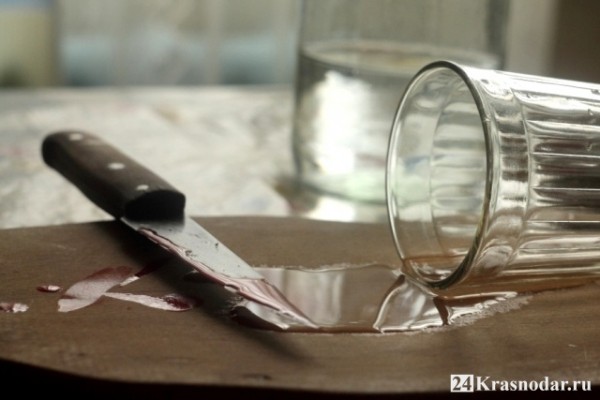 Ударил ножом и забрал телевизор с мобильником