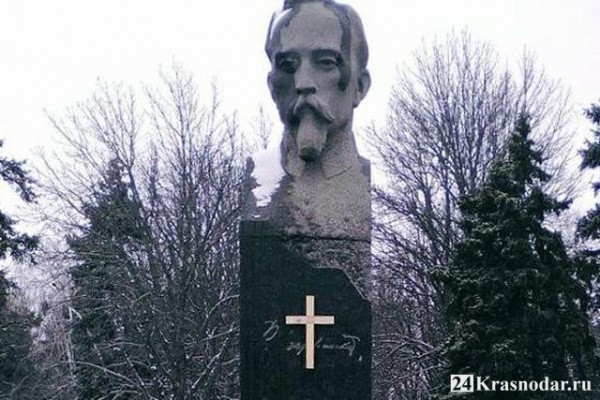К памятнику Дзержинскому прикрепили крест