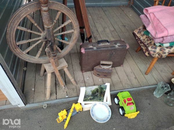 Церковные свечи рядом с «Библией секса». Что можно купить на блошином рынке в Краснодаре