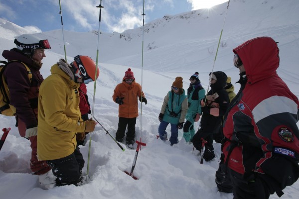 Едете в горы Сочи весной? Рассказываем, как работают лавинщики и зачем брать с собой бипер