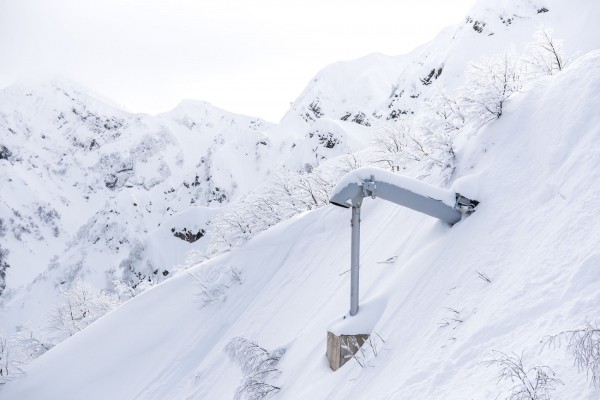 Едете в горы Сочи весной? Рассказываем, как работают лавинщики и зачем брать с собой бипер