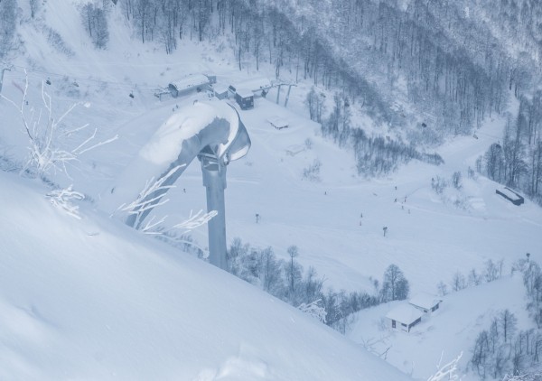 Едете в горы Сочи весной? Рассказываем, как работают лавинщики и зачем брать с собой бипер