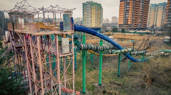 Летаем над заброшенным аквапарком на Гидрострое и рассказываем, кто выиграл и проиграл от его закрытия