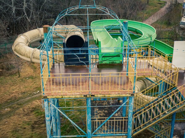 Летаем над заброшенным аквапарком на Гидрострое и рассказываем, кто выиграл и проиграл от его закрытия