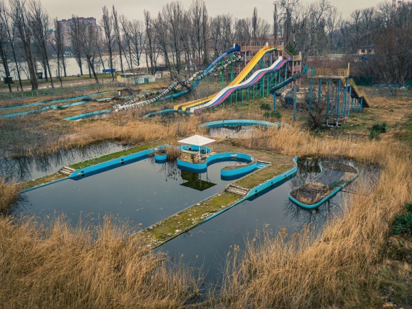 Летаем над заброшенным аквапарком на Гидрострое и рассказываем, кто выиграл и проиграл от его закрытия