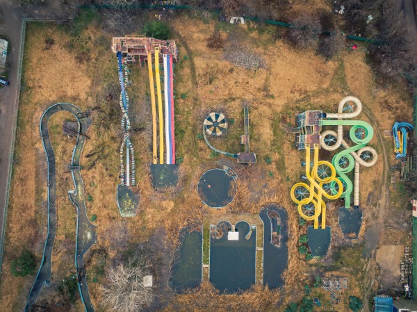 Летаем над заброшенным аквапарком на Гидрострое и рассказываем, кто выиграл и проиграл от его закрытия