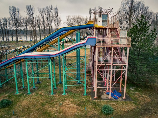 Летаем над заброшенным аквапарком на Гидрострое и рассказываем, кто выиграл и проиграл от его закрытия