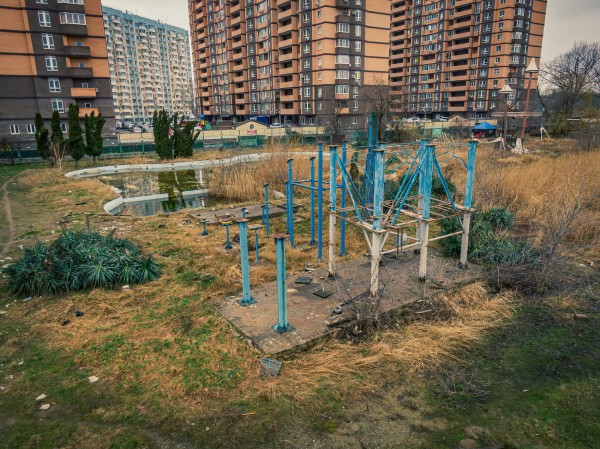 Летаем над заброшенным аквапарком на Гидрострое и рассказываем, кто выиграл и проиграл от его закрытия