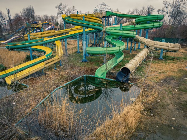 Летаем над заброшенным аквапарком на Гидрострое и рассказываем, кто выиграл и проиграл от его закрытия