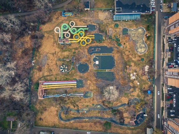 Летаем над заброшенным аквапарком на Гидрострое и рассказываем, кто выиграл и проиграл от его закрытия