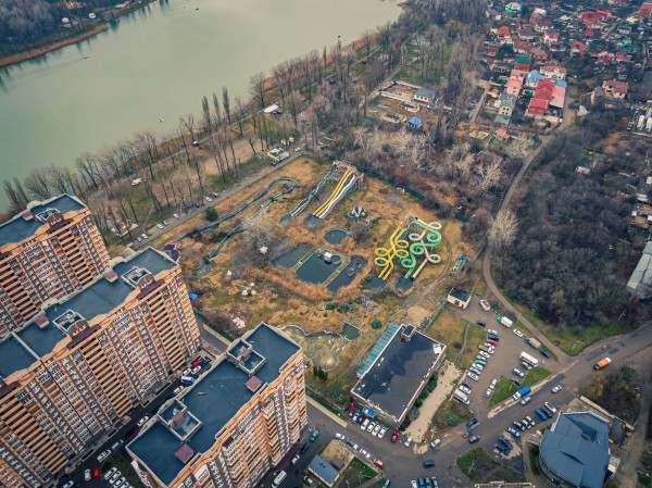 Летаем над заброшенным аквапарком на Гидрострое и рассказываем, кто выиграл и проиграл от его закрытия