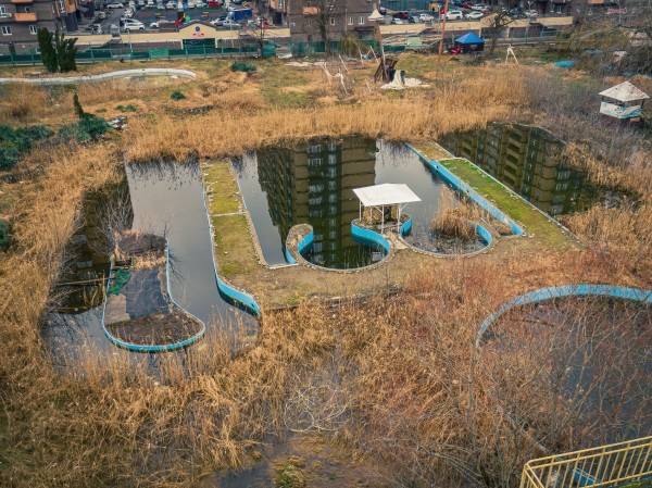 Летаем над заброшенным аквапарком на Гидрострое и рассказываем, кто выиграл и проиграл от его закрытия