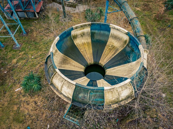 Летаем над заброшенным аквапарком на Гидрострое и рассказываем, кто выиграл и проиграл от его закрытия