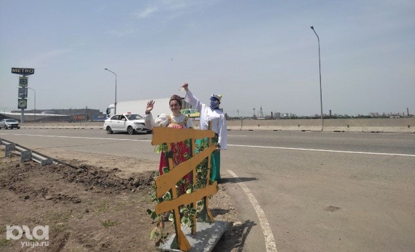 «Несколько палаточек, пустой рынок и непонятно кому поющая девочка на сцене». Рассказываем, что происходит на первой круглосуточной ярмарке Краснодара