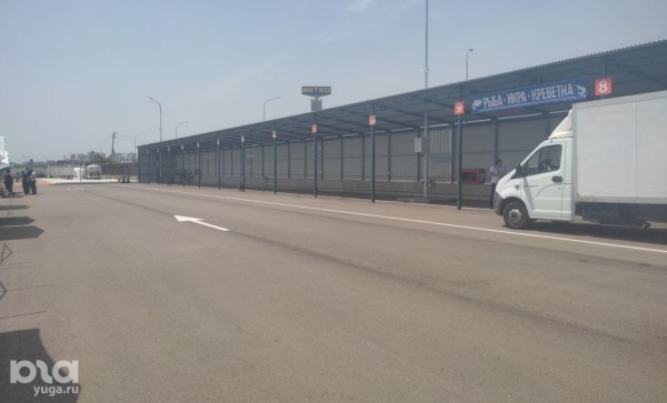 «Несколько палаточек, пустой рынок и непонятно кому поющая девочка на сцене». Рассказываем, что происходит на первой круглосуточной ярмарке Краснодара