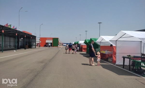 «Несколько палаточек, пустой рынок и непонятно кому поющая девочка на сцене». Рассказываем, что происходит на первой круглосуточной ярмарке Краснодара