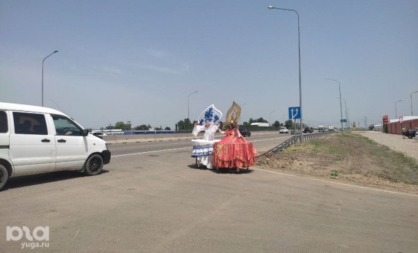 «Несколько палаточек, пустой рынок и непонятно кому поющая девочка на сцене». Рассказываем, что происходит на первой круглосуточной ярмарке Краснодара