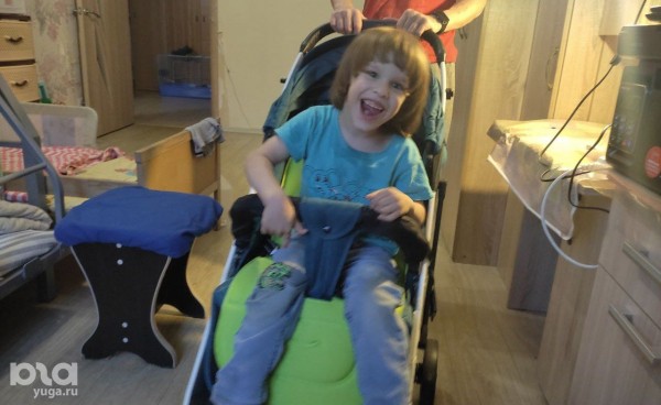 Слышать биение сердца, пульсацию крови, хруст костей и движение глаз. В Краснодаре живет мальчик с редкой болезнью, ему нужна помощь