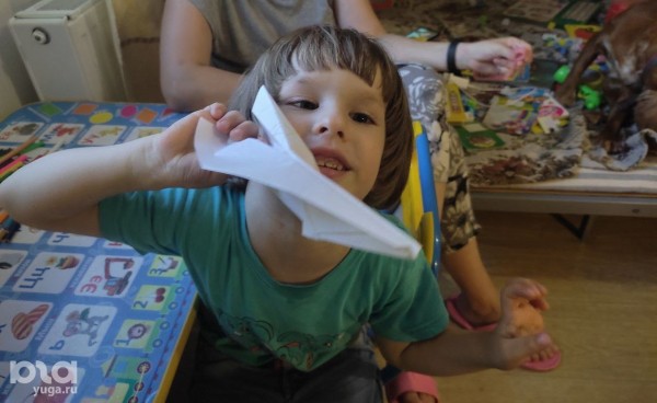 Слышать биение сердца, пульсацию крови, хруст костей и движение глаз. В Краснодаре живет мальчик с редкой болезнью, ему нужна помощь