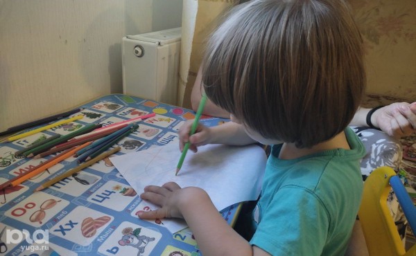 Слышать биение сердца, пульсацию крови, хруст костей и движение глаз. В Краснодаре живет мальчик с редкой болезнью, ему нужна помощь