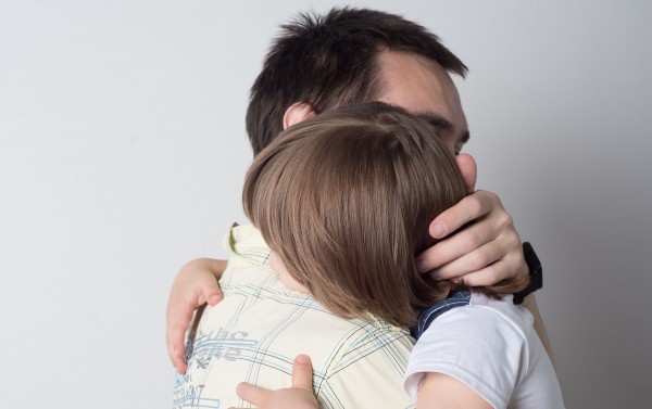 Слышать биение сердца, пульсацию крови, хруст костей и движение глаз. В Краснодаре живет мальчик с редкой болезнью, ему нужна помощь