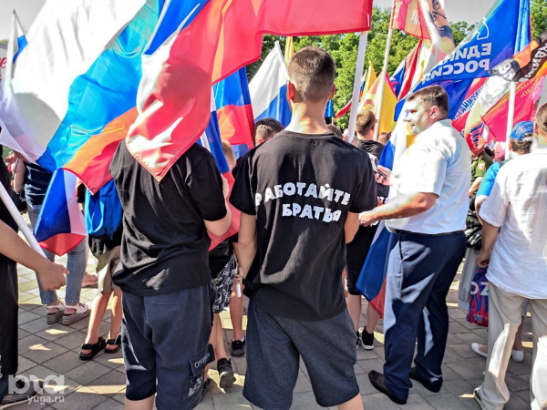 &laquo;Я пришла, не забудь меня отметить&raquo;. Как в Краснодаре прошел митинг в поддержку президента и Вооруженных сил РФ