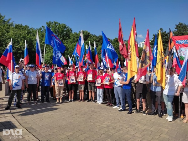 &laquo;Я пришла, не забудь меня отметить&raquo;. Как в Краснодаре прошел митинг в поддержку президента и Вооруженных сил РФ