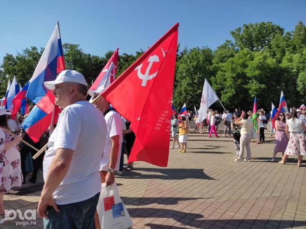 &laquo;Я пришла, не забудь меня отметить&raquo;. Как в Краснодаре прошел митинг в поддержку президента и Вооруженных сил РФ