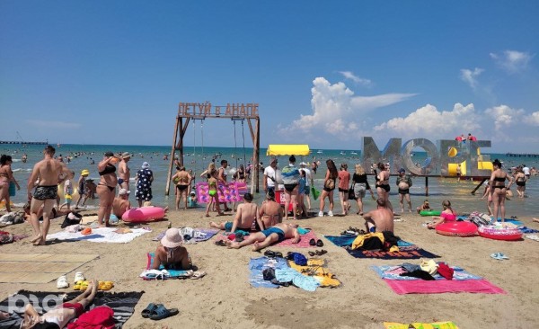 &laquo;Непонятно, на что идёт курортный сбор&raquo;. Репортаж с пляжей Анапы в разгар сезона