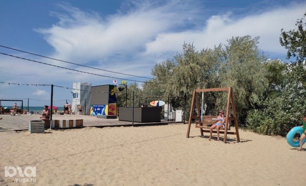 &laquo;Непонятно, на что идёт курортный сбор&raquo;. Репортаж с пляжей Анапы в разгар сезона