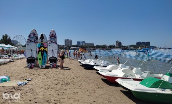 &laquo;Непонятно, на что идёт курортный сбор&raquo;. Репортаж с пляжей Анапы в разгар сезона