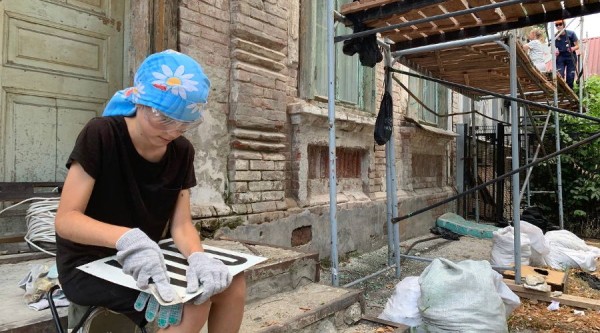 «Один принес кирпич, другой — шпатель, третий — кисточки». Кто ремонтирует исторические здания в Краснодаре «Один принес кирпич, другой — шпатель, третий — кисточки». Кто ремонтирует исторические здания в Краснодаре