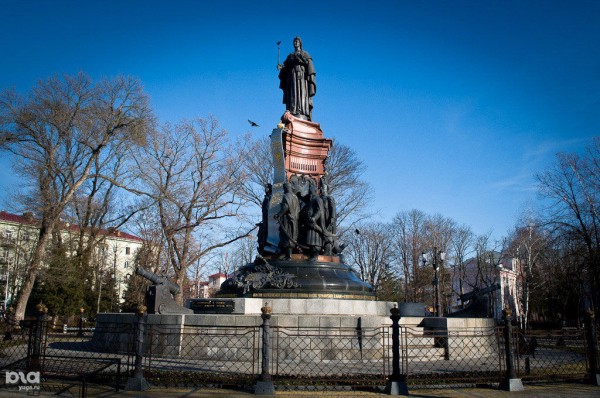 Сталинский ампир, байки из склепа и известные бизнес-династии. Подборка необычных экскурсий по Краснодару