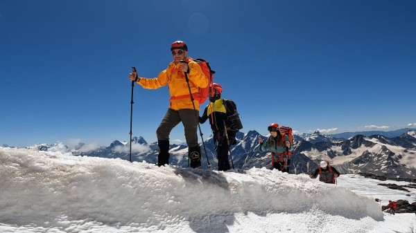 &laquo;Вся красота внизу, а вершина &mdash; это уже борьба с самим собой&raquo;. Как краснодарские медики покорили Эльбрус.