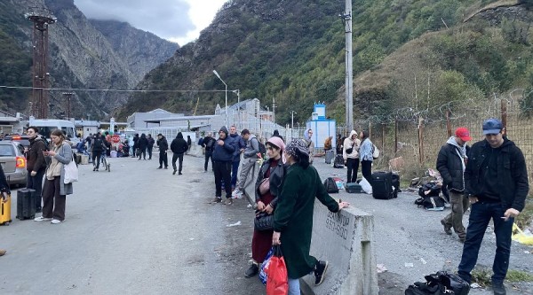 Философский самокат, 100 тыс. за проезд и кавказцы, спящие на картонках. Жители юга РФ рассказали о выездах в Грузию и отказах на границе