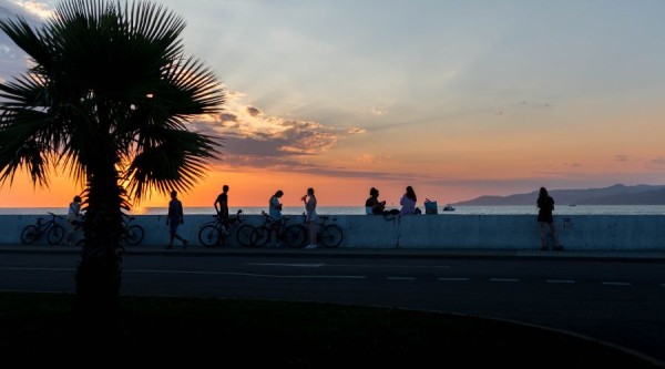 Электромобили, чат-бот и Wi-Fi на пляже. Как отели Сочи справлялись с потоком туристов в 2022 году — спросили у крупной гостиничной сети Электромобили, чат-бот и Wi-Fi на пляже. Как отели Сочи справлялись с потоком туристов в 2022 году — спросили у крупной гостиничной сети