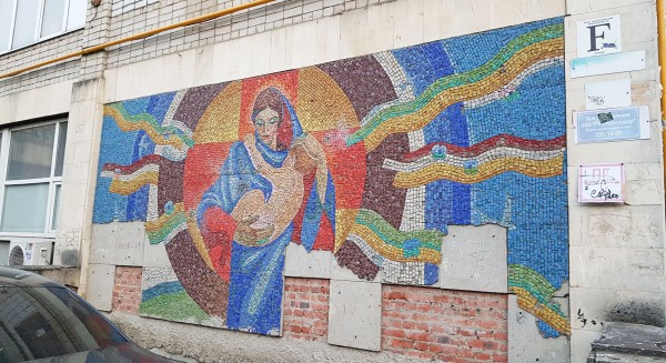 От Мадонны до маленького Ленина. Собрали гид по уникальным мозаикам Краснодара 