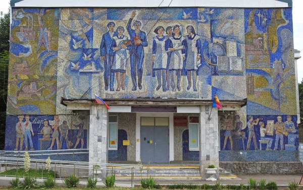 От Мадонны до маленького Ленина. Собрали гид по уникальным мозаикам Краснодара 