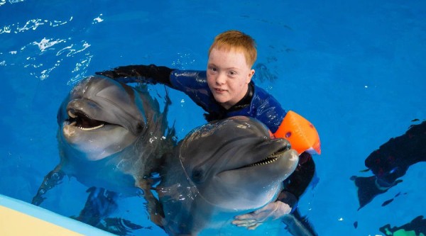 В Сочи дети с ограниченными возможностями здоровья побывали на сеансе дельфинотерапии