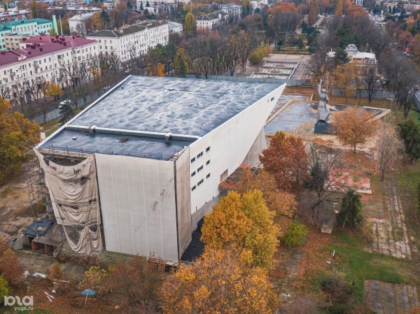 Что происходит с &laquo;Авророй&raquo;? Летаем над самым известным кинотеатром Краснодара