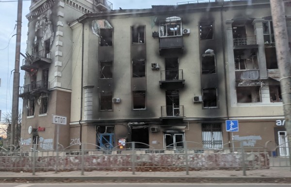 &laquo;Масштаб нужды не поддается осознанию&raquo;. Три девушки из Краснодара отвезли в Мариуполь 20 тонн гуманитарной помощи