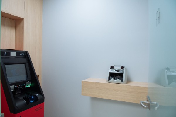 Ручки из пластиковых карт и перец из карандаша. Чем удивлял Альфа-Банк на открытии фиджитал-офиса в центре Краснодара