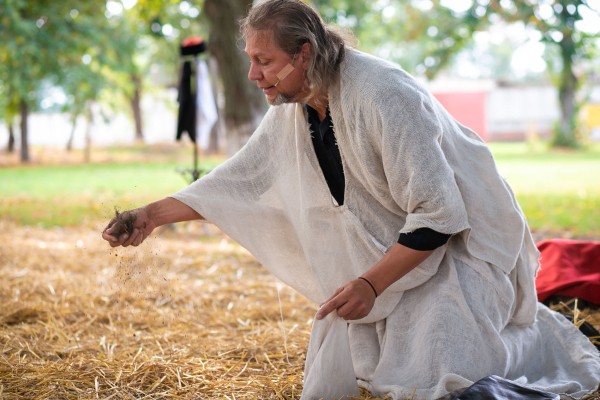 Театр на балачке. В Усть-Лабинске поставили спектакли по «казачьему Чехову» Театр на балачке. В Усть-Лабинске поставили спектакли по «казачьему Чехову»