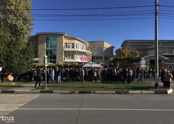 &laquo;Вчера был мордобой &mdash; у старушек нервы не выдержали&raquo;. Репортаж из Анапы, куда эвакуировали тысячи жителей Херсонской области