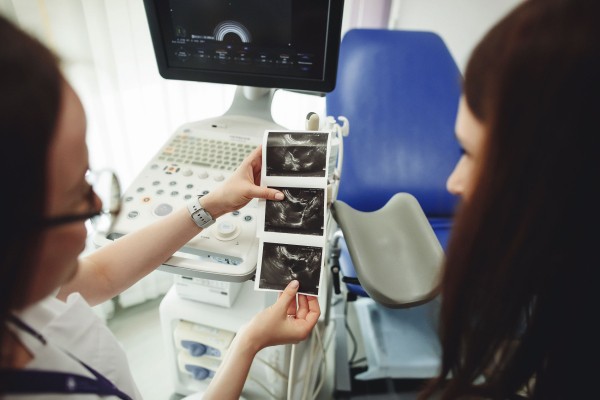 Зачем эмбрионы снимают на видео и как это повышает шансы забеременеть при ЭКО? Репортаж из клиники Краснодара