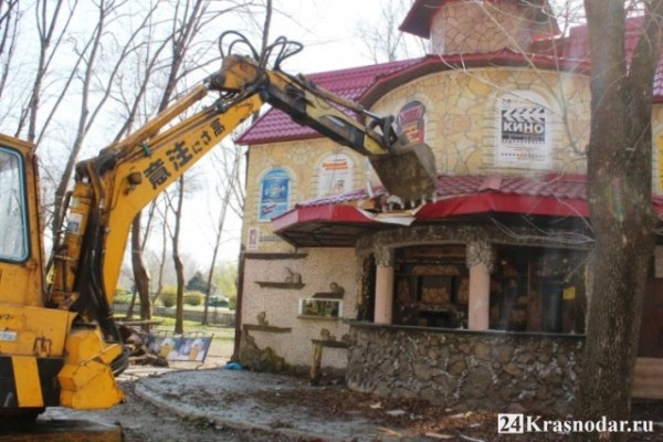 Экскаватор снес кафе «Рандеву» на Затоне Экскаватор снес кафе «Рандеву» на Затоне