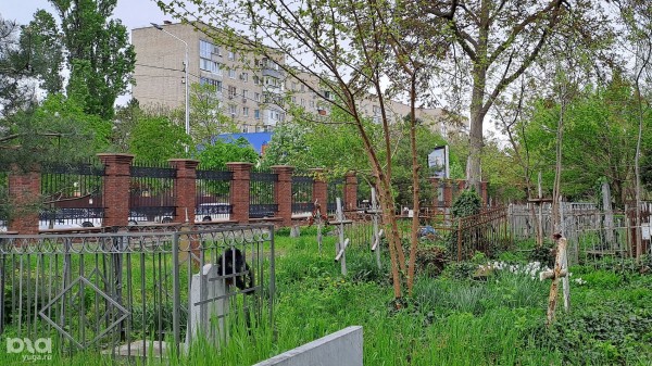 «В потустороннюю чушь не верю». Жители Краснодара рассказали, как им живётся рядом с кладбищами «В потустороннюю чушь не верю». Жители Краснодара рассказали, как им живётся рядом с кладбищами