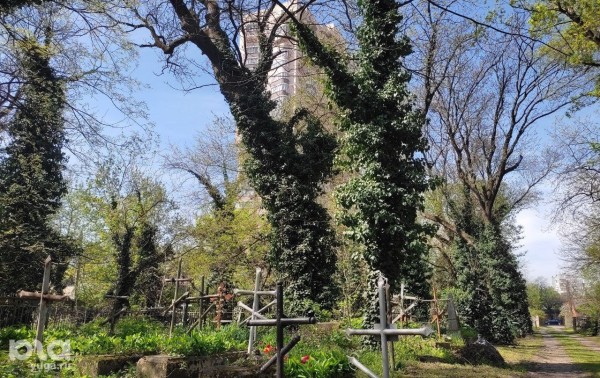 «В потустороннюю чушь не верю». Жители Краснодара рассказали, как им живётся рядом с кладбищами «В потустороннюю чушь не верю». Жители Краснодара рассказали, как им живётся рядом с кладбищами